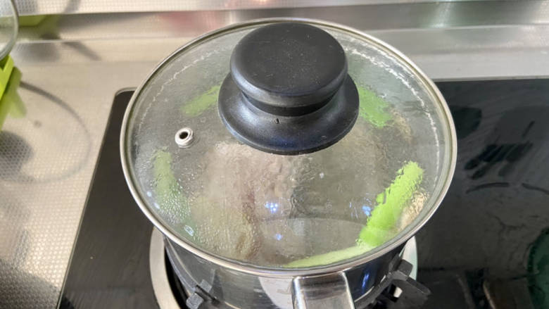 土豆回锅肉,煮开后,加盖小火炖煮8分钟,焖2分钟,捞出放凉