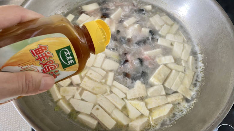 皮蛋豆腐汤,转小火,加入一茶匙太太乐鸡汁