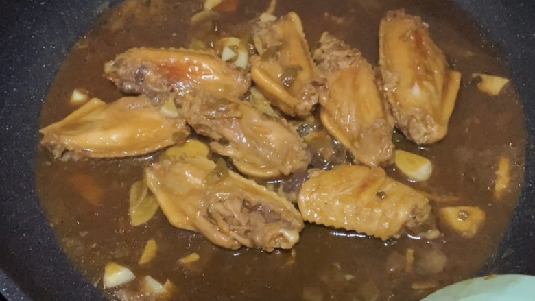 蜂蜜鸡翅,加上盖子中火焖煮上色,这是煮10分钟的状态