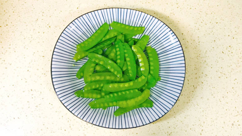 荷兰豆藕片,捞出来,加入冷水浸泡