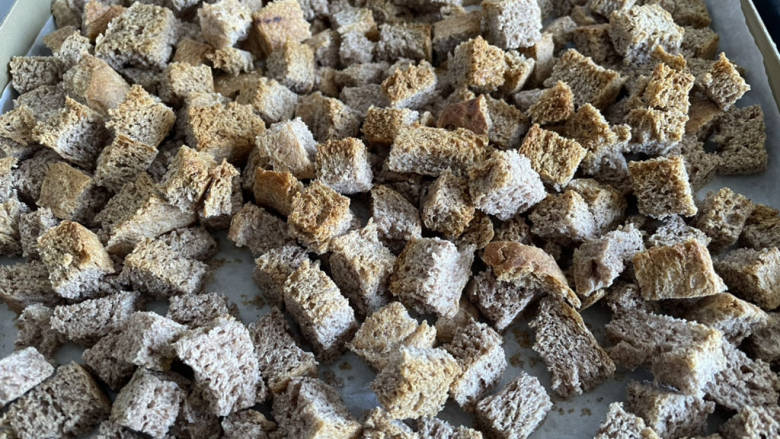 减脂版提拉米苏,吐司烤得干脆就好,但是别烤焦了。