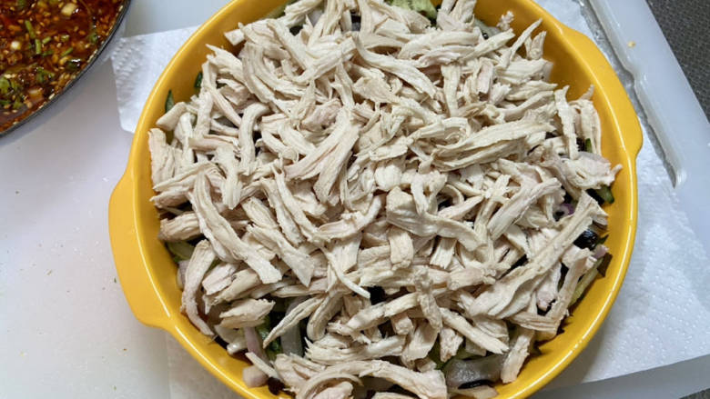 凉拌麻辣鸡丝,鸡胸肉不烫手后顺着纹理撕成粗丝,铺在蔬菜上