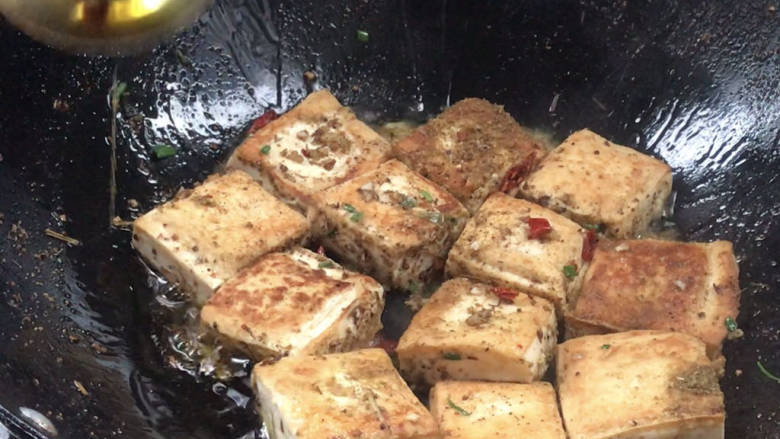 椒盐豆腐,翻拌均匀后,加入少许油,继续煎出香味