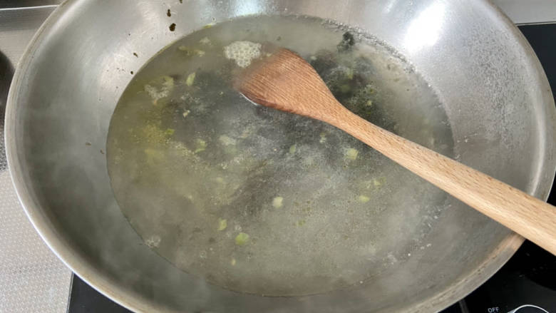 皮蛋豆腐汤,加入适量开水,