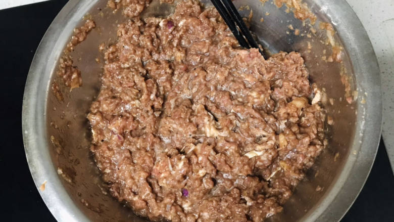 牛肉锅贴,用筷子朝一个方向搅馅;