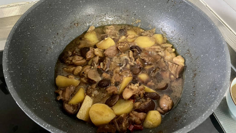 土豆香菇焖鸡,开盖,转中大火收汁