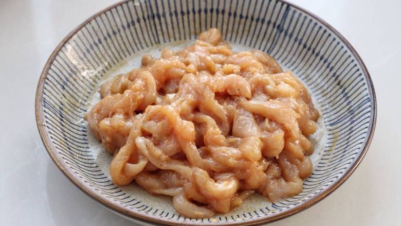 小炒鸡脯肉,抓拌均匀后再淋入一勺食用油,拌匀腌制十分钟入味儿。