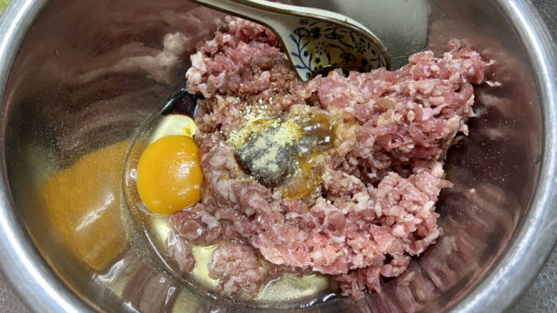牛肉锅贴➕牛肉芹菜锅贴,牛肉末加鸡蛋,一汤匙料酒,半汤匙生抽,半汤匙蚝油,半茶匙白糖,半茶匙太太乐鸡汁,少许白胡椒粉,少许食盐,顺一个方向搅拌均匀吸收调味