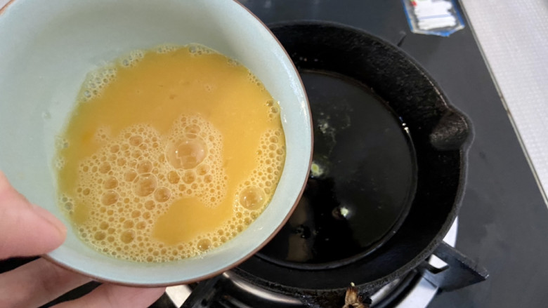 苦瓜炒藕,热锅冷油,油温热,下蛋液,滑炒炒散盛出备用