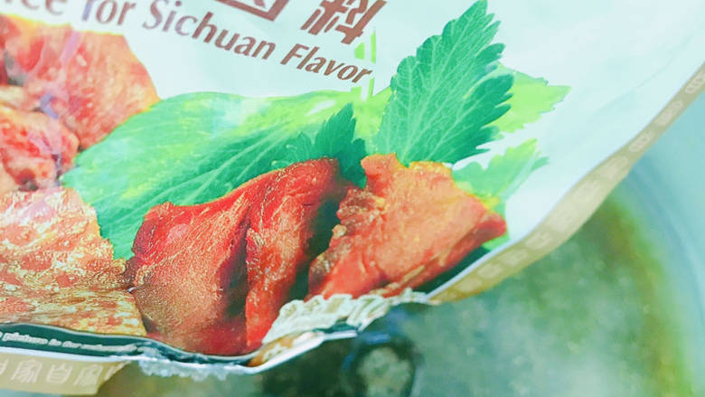 #闹元宵#卤水肘子,锅中加入清水,放入一包卤料