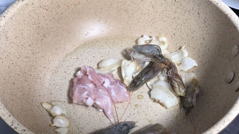 虾仁豆腐煲,起锅放入肥肉煸炒出油,再放入瘦肉和虾头,炒熟