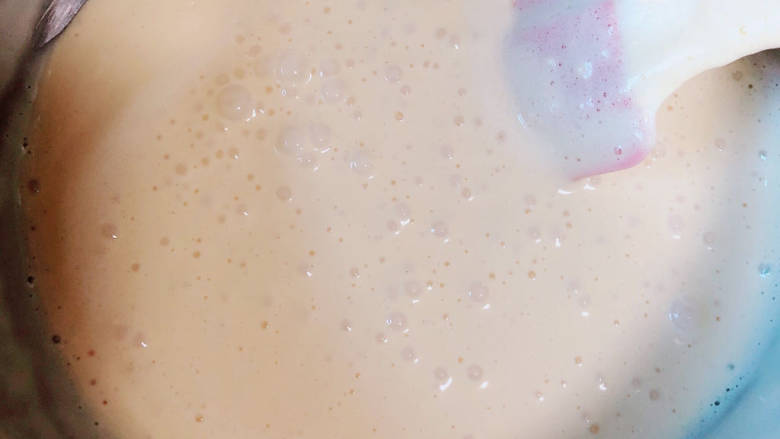 紫薯夹心蛋糕,用刮刀拌匀,混合均匀成为湿润的面糊。