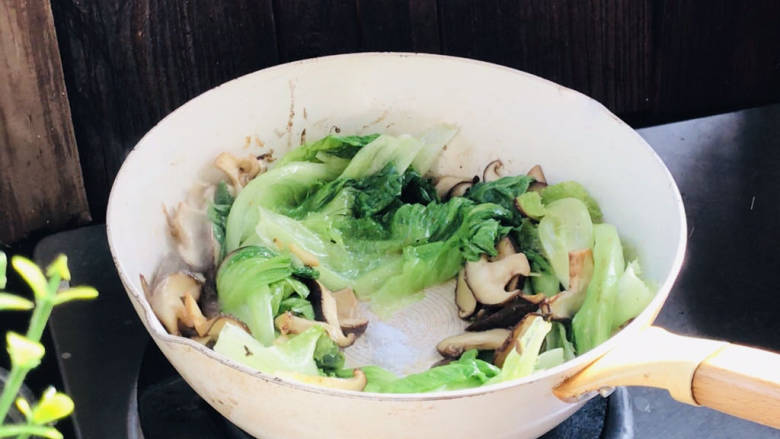 香菇炒生菜,加盐,翻炒均匀