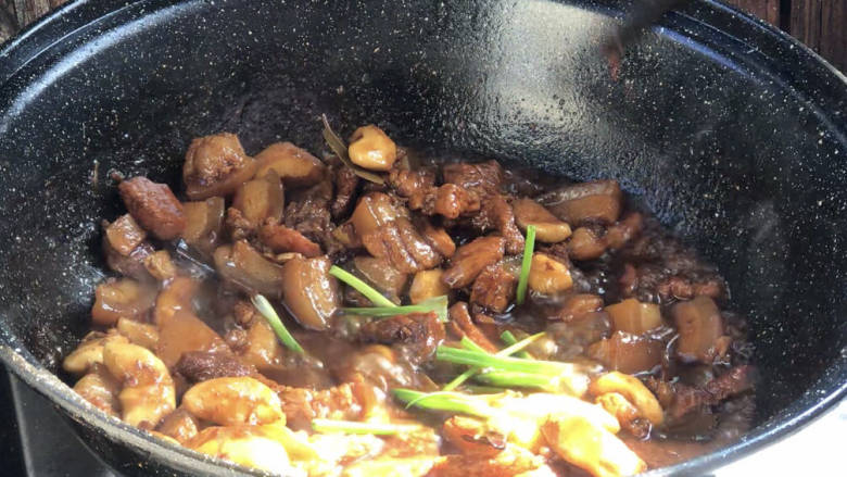 菱角烧肉,加入香葱,拌匀