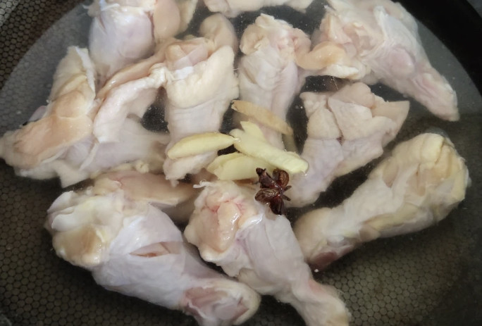 红烧翅根,凉水下锅,锅中放点姜,煮开。大火煮开后多煮两分钟再关火,捞出控干水分备用。