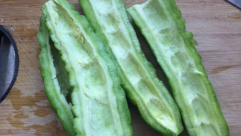 辣炒苦瓜,苦瓜对半切,去籽