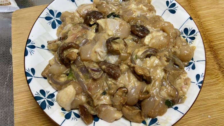 姜葱冬菇蒸滑鸡,装盘,蒙上保鲜膜