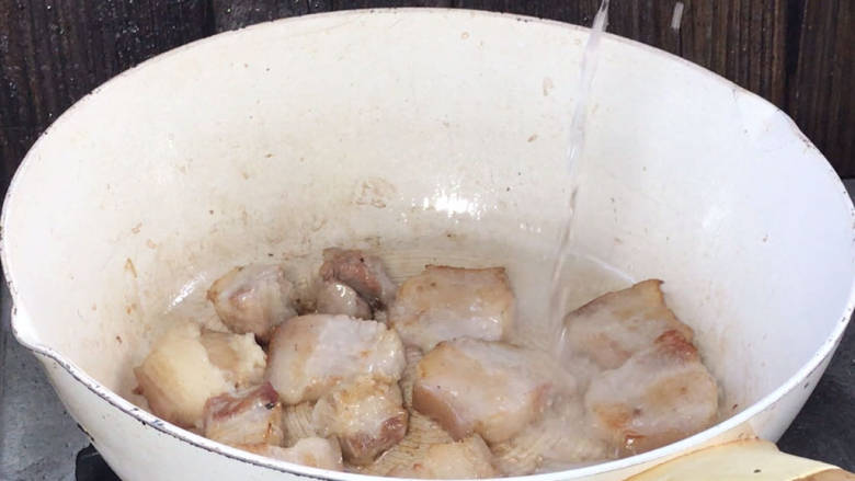 猪肉烧板栗,淋入<a style='color:red;display:inline-block;' href='/shicai/ 718'>料酒</a>,炒香