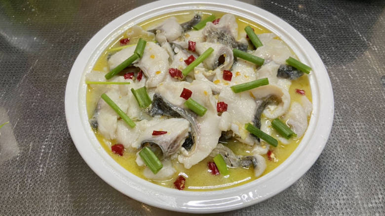 金汤鱼,最后浇上适量金汤,撒上葱段小米辣即可