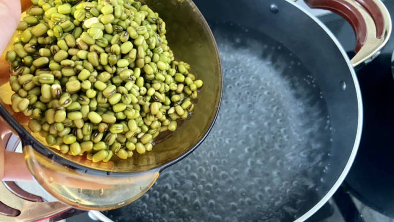 绿豆南瓜粥➕绿豆红枣南瓜粥,坐锅烧水(大概是泡绿豆的小碗,八碗水),水开,下泡好的绿豆