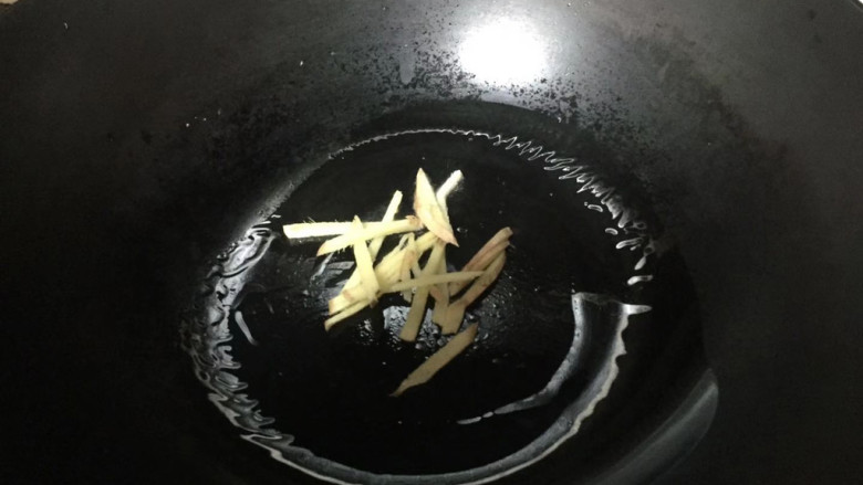 茭白茄子焖肉,热锅倒油，下入姜丝