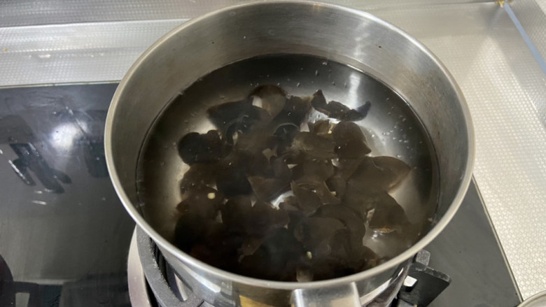 黄瓜炒肉片➕黄瓜木耳炒肉片,坐锅烧水,水开下木耳,小火炖煮2分钟捞出