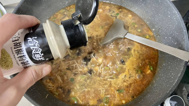 豆腐卤面➕肉末豆腐汤卤面,撒少许<a style='color:red;display:inline-block;' href='/shicai/ 134296'>白胡椒粉</a>,即可关火
