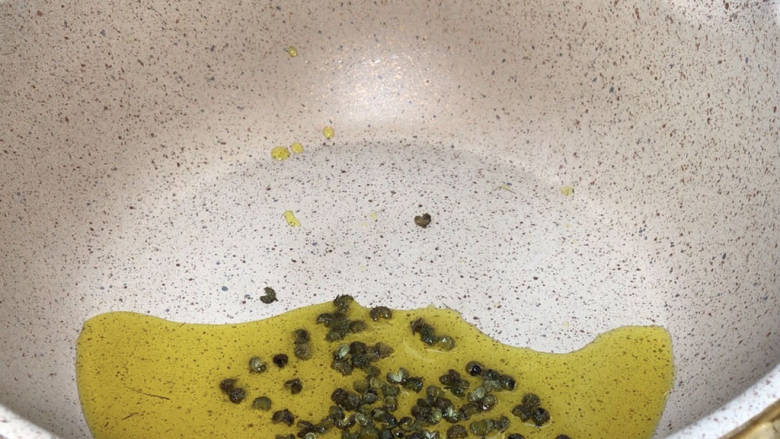 椒麻香浮皮,起锅热油,放入花椒粒爆香