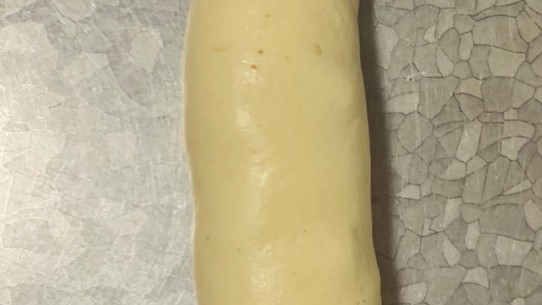 肉桂核桃吐司,把面饼卷起。