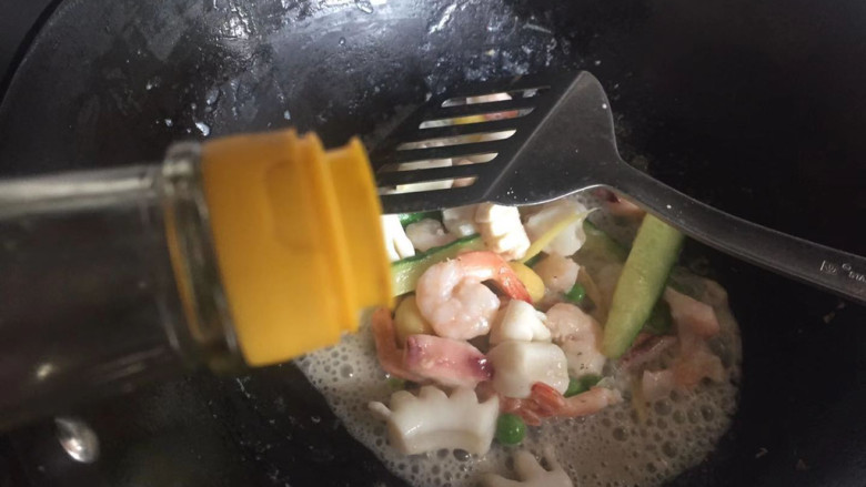 黄瓜炒鱿鱼,来点<a style='color:red;display:inline-block;' href='/shicai/ 718'>料酒</a>去腥,继续煸炒