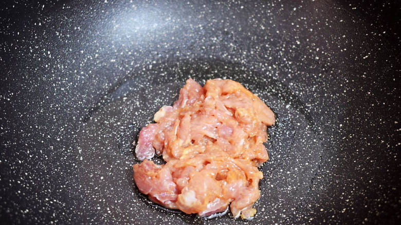 茼蒿炒肉丝,锅中倒入适量的食用油烧热,放入猪肉