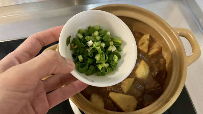 芋头焖牛腩,出锅撒上香菜末或者香葱末,如果都有更好,即可上桌享用