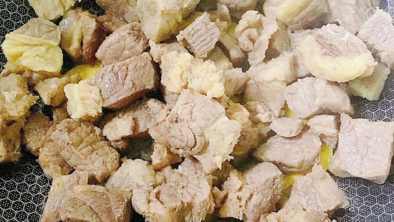 牛腩焖土豆,放入牛腩