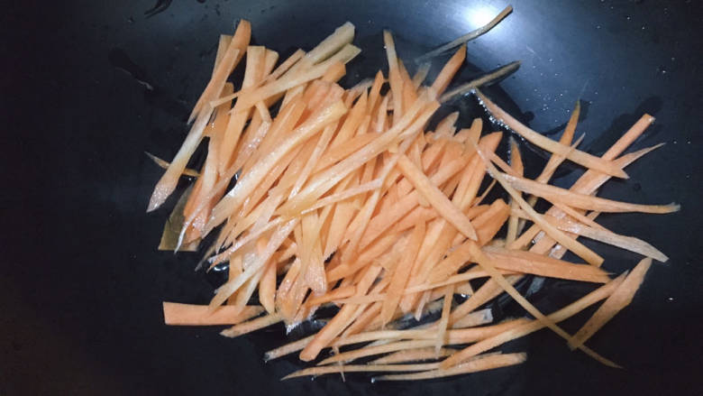 包菜胡萝卜炒鸡蛋,起油锅,下胡萝卜丝翻炒
