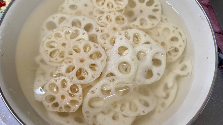 炝炒藕片,莲藕削皮洗净,孔洞也要检查冲洗干净,切薄片,水中加少许<a style='color:red;display:inline-block;' href='/shicai/ 715'>白醋</a>,藕片泡在水中避免变色