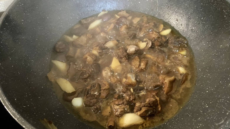 香菇烧鸭肉➕香菇山药烧鸭肉,开盖,转中大火收汁,中途推动一下食材,以免粘锅