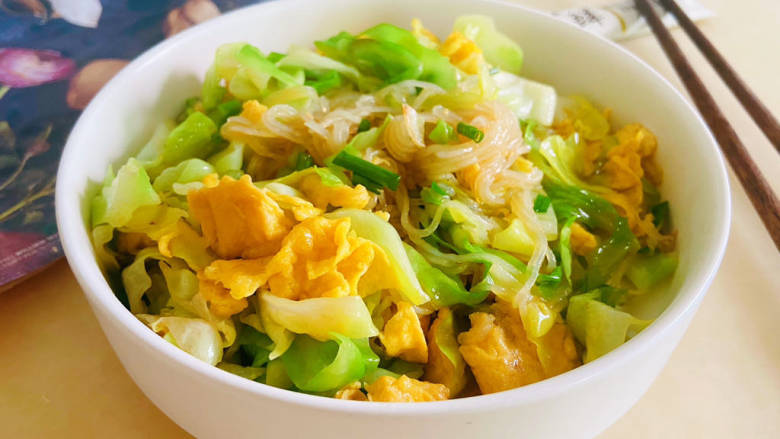 包菜粉丝炒鸡蛋,包菜粉丝炒鸡蛋鲜香味美,好吃又下饭!