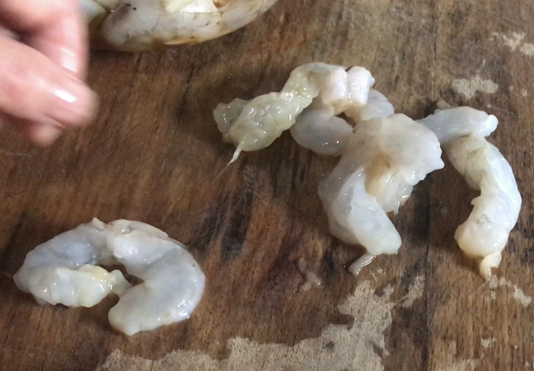 鲜虾蔬菜饼,腌制好的虾仁,切成两片