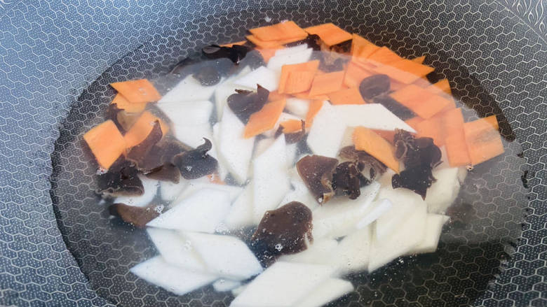 素炒山药+清香爽口 营养美味,锅中加入适量清水大火烧开,放入食材食材焯烫两分钟