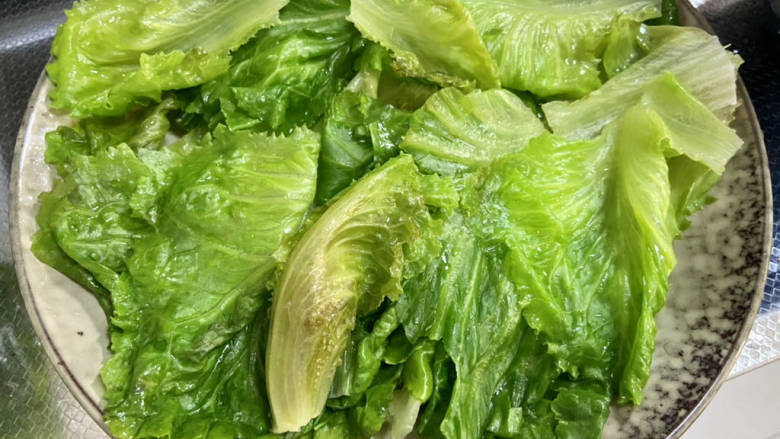 椒盐豆腐,下生菜叶,烫十秒即可捞出摆盘