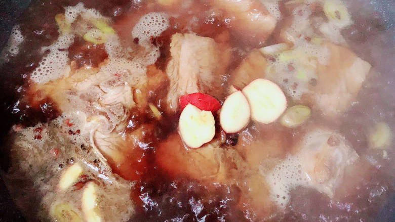 胡萝卜烧排骨,倒入开水,放几片<a style='color:red;display:inline-block;' href='/shicai/ 599'>山楂</a>片,可以让排骨易软烂。