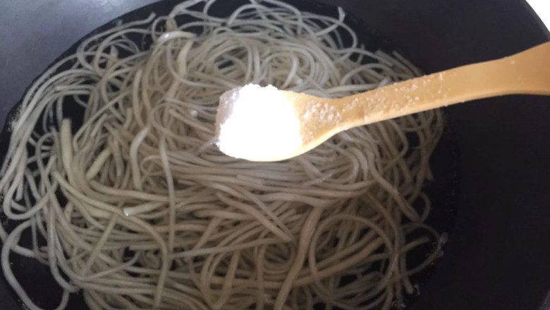 凉拌粉丝黄瓜,下去粉丝煮熟,加点盐