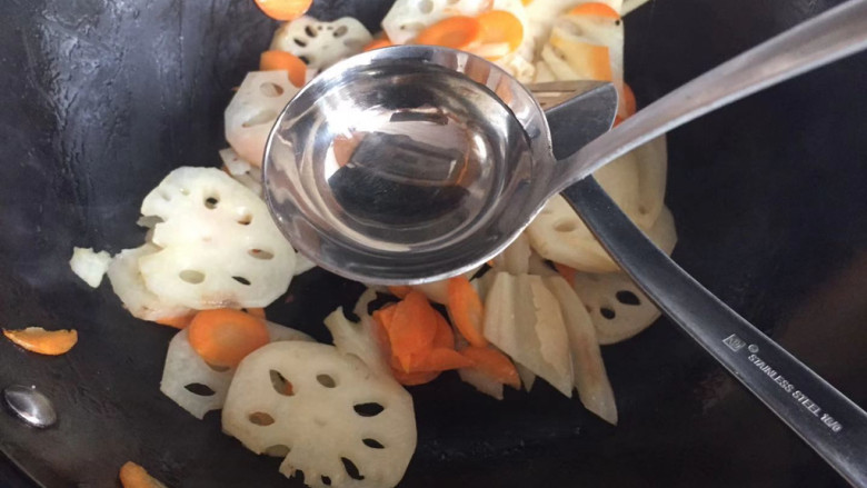 炝炒藕片,开一小勺清水,以免粘锅