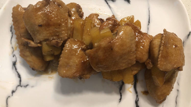 网红土豆酿鸡翅,加盖闷煮约15分钟,开盖开大火收汁即可。