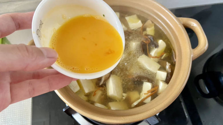 豆腐蛋花汤➕杂菌豆腐蛋花汤,开盖,转中火,均匀淋入蛋液,略等待三秒,搅拌蛋花浮起