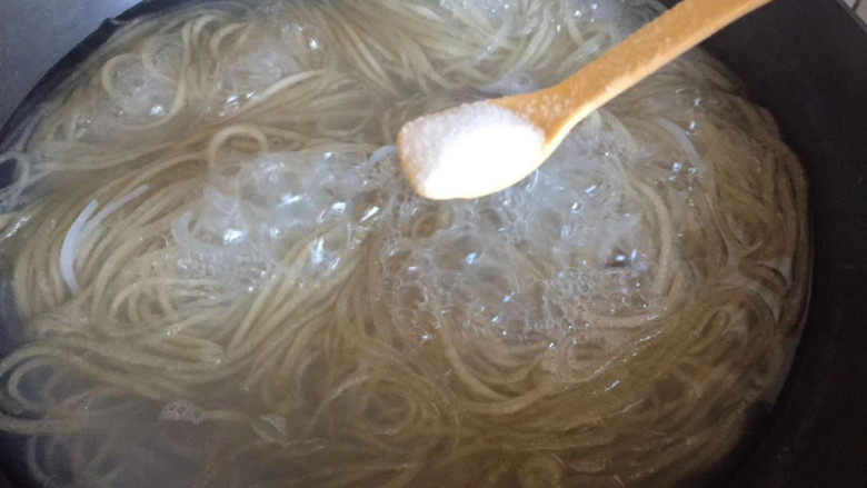 酸爽青菜粉,加入适量盐，煮熟