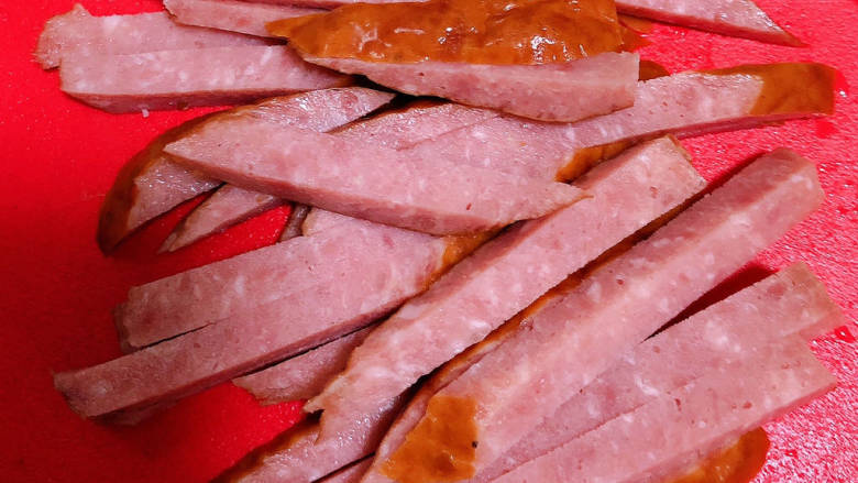豆芽炒肉丝,准备好<a style='color:red;display:inline-block;' href='/shicai/ 8801'>红肠</a>,切成丝儿。