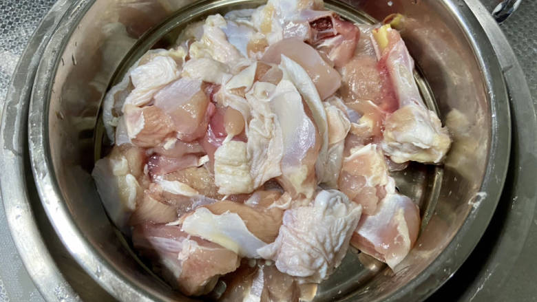 土豆香菇焖鸡,琵琶腿去骨切块,也可以直接斩块,然后清水清洗,沥水备用