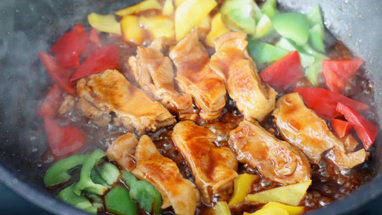 彩椒鸡腿饭,加入青椒和红椒,黄椒。