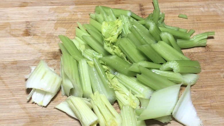 芹菜炒瘦肉,<a style='color:red;display:inline-block;' href='/shicai/ 143'>西芹</a>摘去叶子,洗净后拍扁,切成小段备用